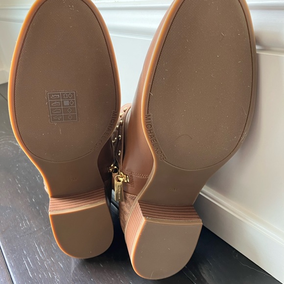 NEW MK Kincaid Leather and Studded Logo Ankle Boot - Picture 5 of 7